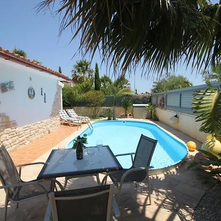'iris', 500m To Beach, Private Pool, On-site-service, Dog Holiday home *