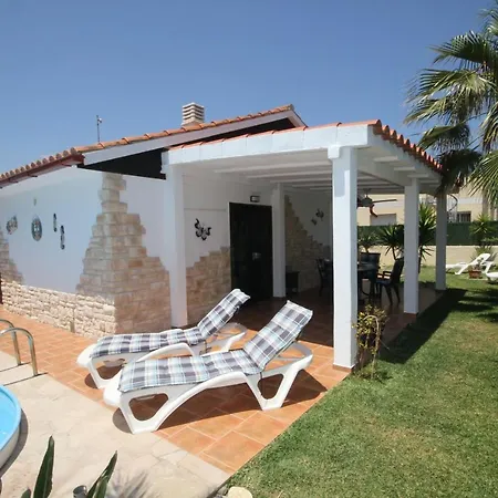 'iris', 500m To Beach, Private Pool, On-site-service, Dog Tatil Evi Riumar