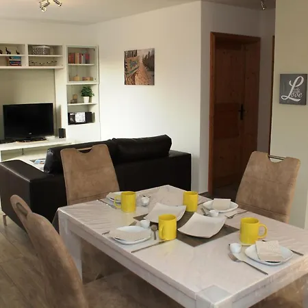 'iris', 500m To Beach, Private Pool, On-site-service, Dog * Riumar