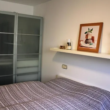 'iris', 500m To Beach, Private Pool, On-site-service, Dog Holiday home *