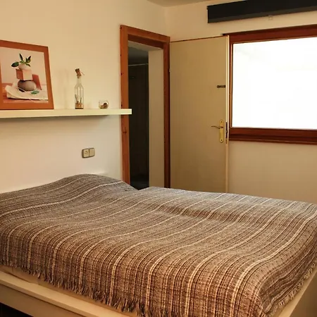 'iris', 500m To Beach, Private Pool, On-site-service, Dog Riumar