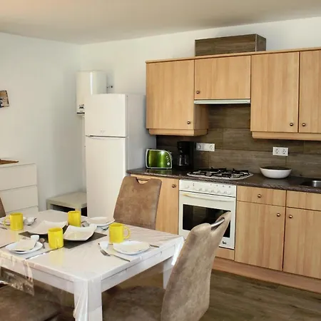 'iris', 500m To Beach, Private Pool, On-site-service, Dog Riumar